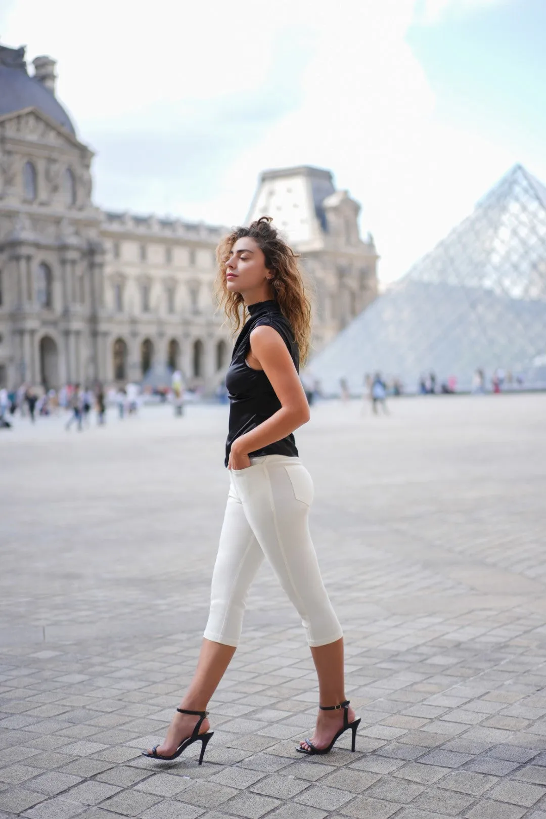 Capris Ultra Stretch Skinny Pants in Cream