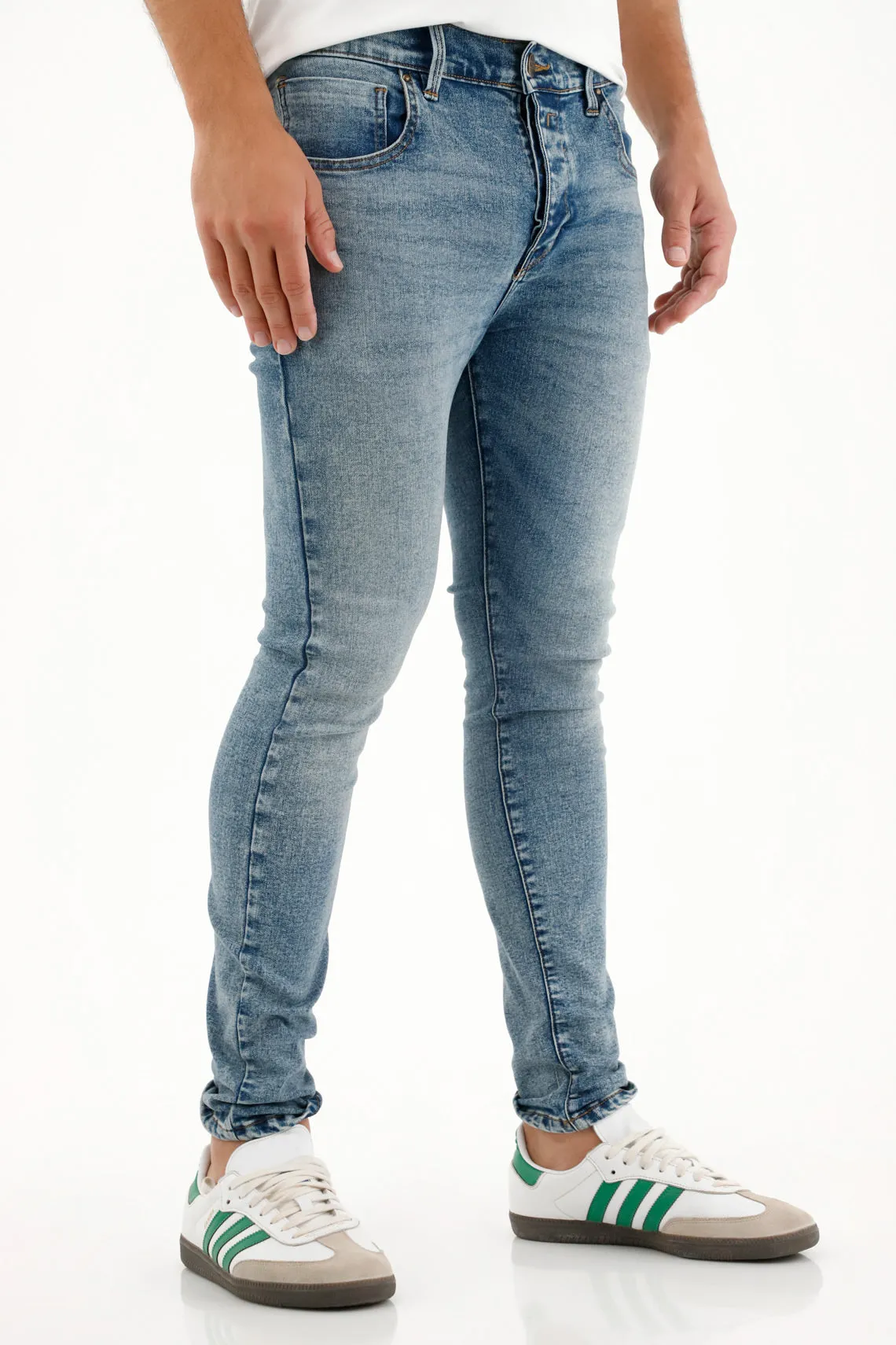 Jean Super Skinny tono medio con arrugas para hombre